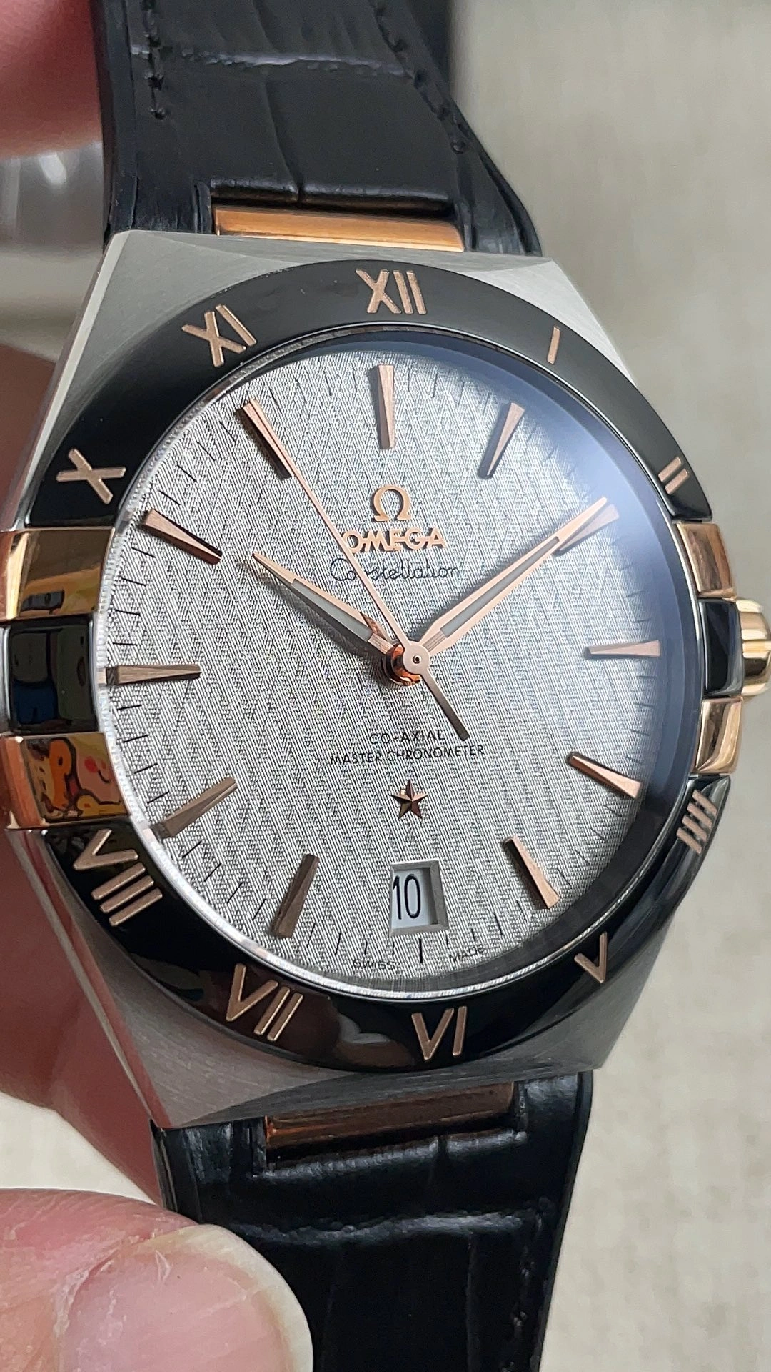CBD Factory Omega Constellation 41mm Two-Tone Sedna Gold Black Ceramic Bezel Silk Dial (131.23.41.21.06.002) 1:1 Super Clone – DD8900 Movement Snug 314